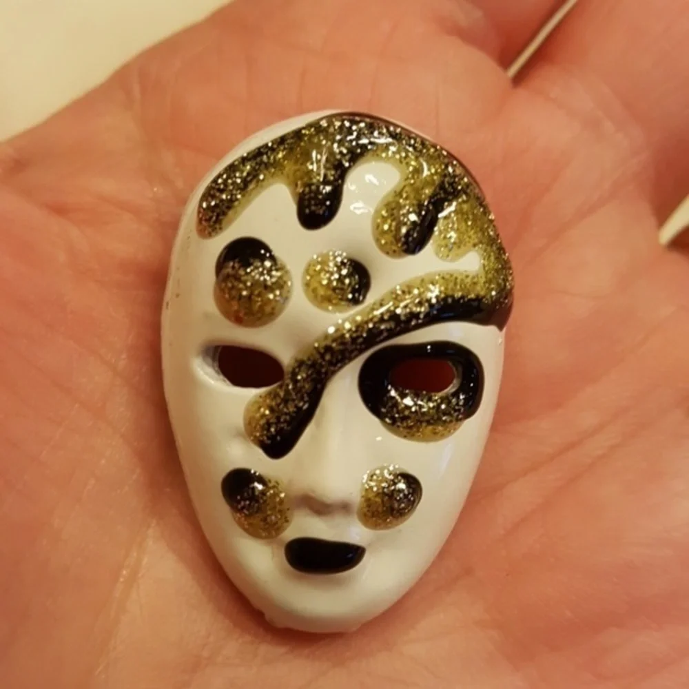 MARDI‎ GRAS GOLD BLACK GLITTER BROOCH
